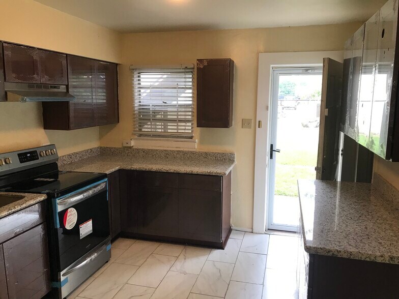 Building Photo - 944 Geranium St