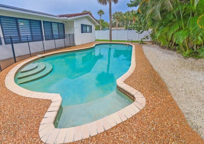 Building Photo - 700 SW 4th St