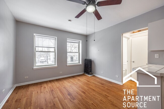 Primary Photo - 4031 N Kenmore Ave