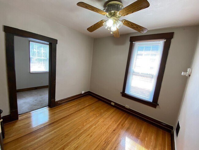 Building Photo - 325 E 19th Ave