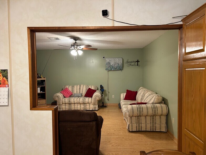 Building Photo - 321 Elsa Dr