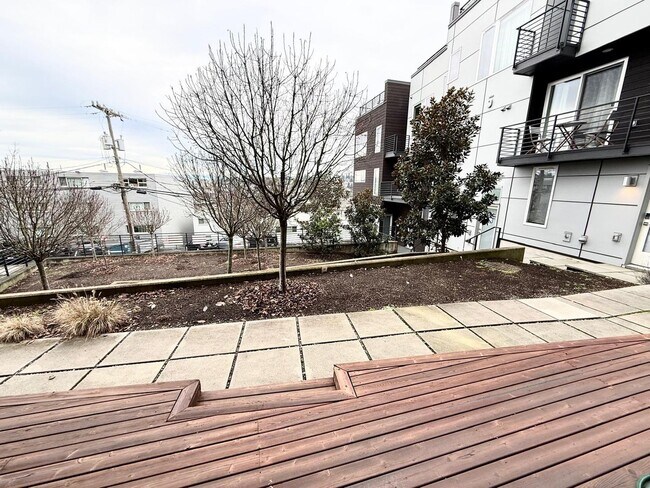 Building Photo - 2 Bed + Den 2 Bathroom Eastlake Townhome with Spectacular Views