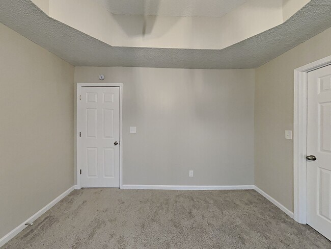 Building Photo - 215 Shamrock Way