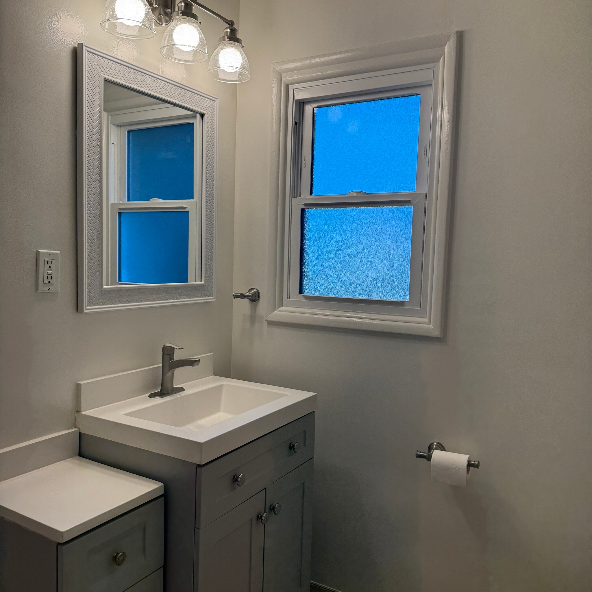 Bathbsth - 2132 Montana Ave