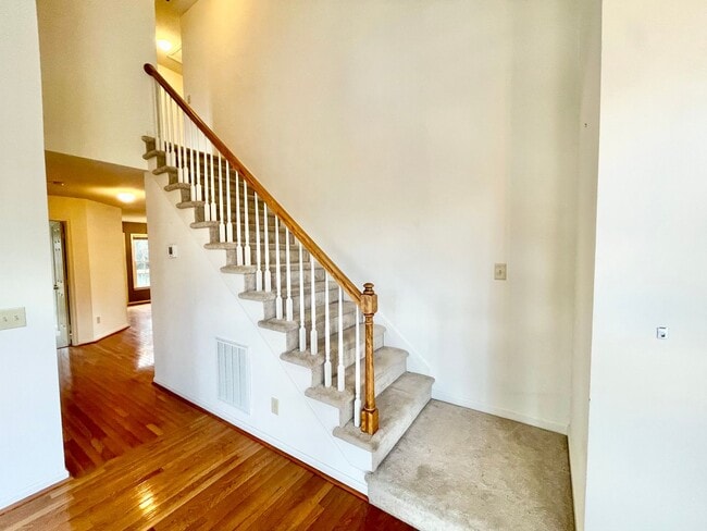 Building Photo - 3 Bed 2.5 Bath Beautiful Home Located North West Greensboro!