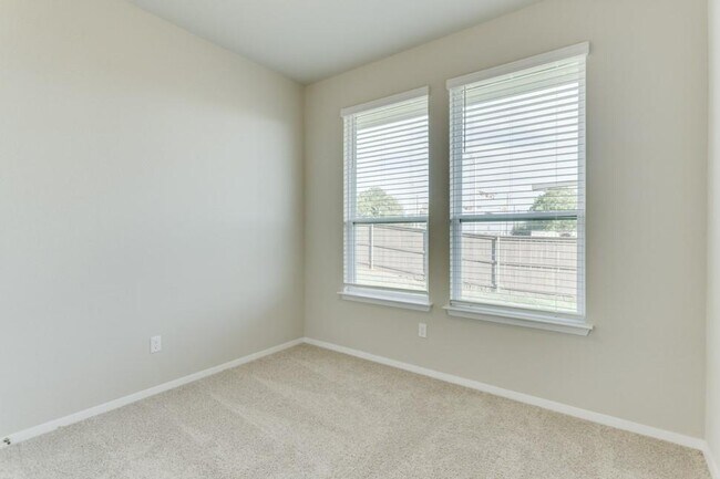 Building Photo - 412 Delta Crst