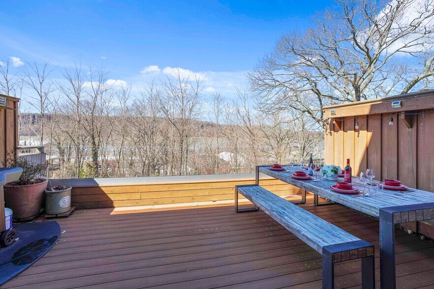 Building Photo - 493 Warburton Ave