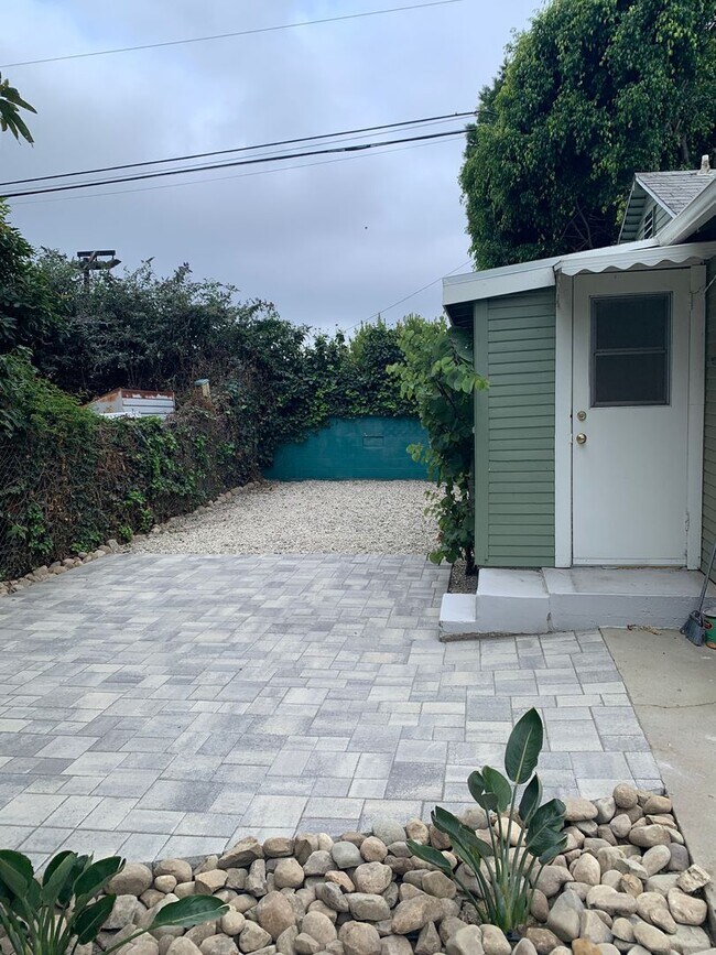 Building Photo - 2 Weeks FREE RENT! 1+1 Craftsman Cottage a...