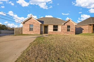 Building Photo - 401 Maple Row