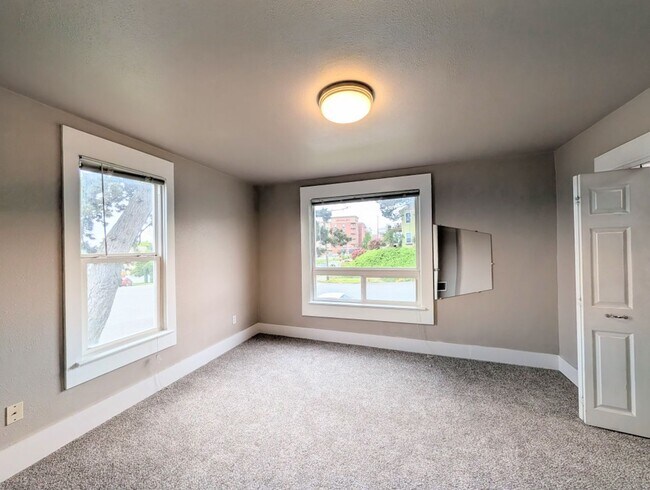 Building Photo - 1Bd/1Ba Everett Condo