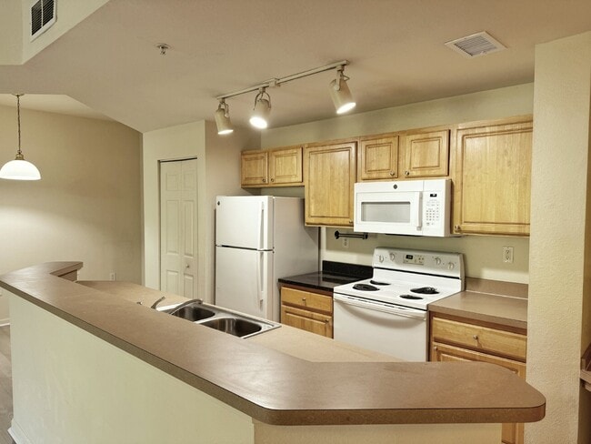 Building Photo - First floor, 3BR/2BA with garage Villa San Marco Condo
