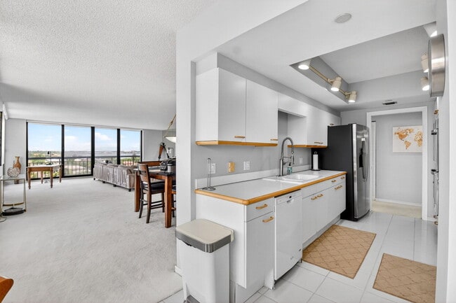 Building Photo - 4100 N Ocean Dr