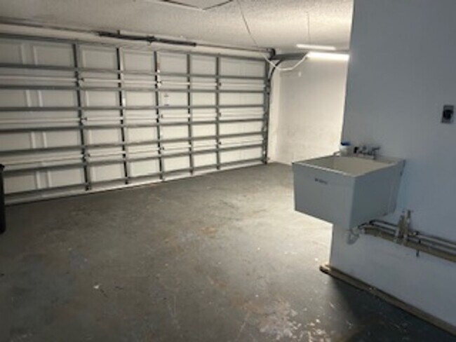 Building Photo - Beautiful 3 bedroom, 2 bath pool home in a lovely community.