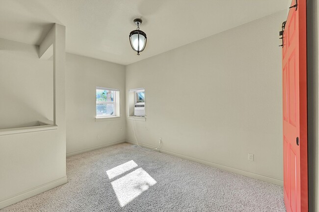 Building Photo - Nestled in DT OCC- Updated 2 bed 1 bath, w...