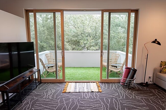 Building Photo - 4904 S Shepherd Dr