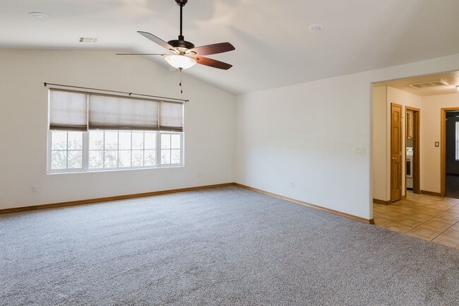 Building Photo - Spacious 4 Bedroom 2 Bath Home near Shopping