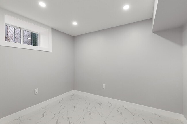 Building Photo - 410 76th St