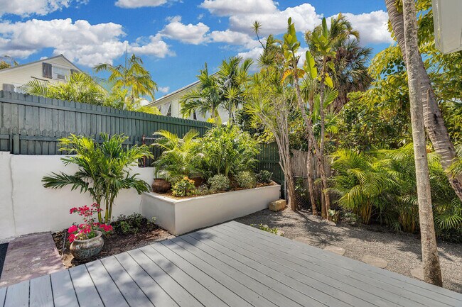 Building Photo - 1420 Petronia St