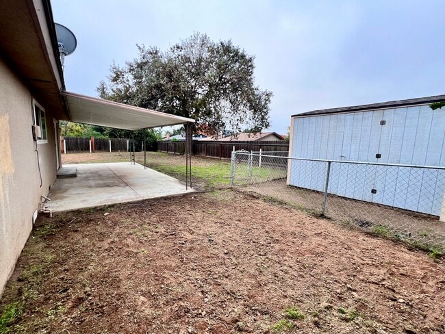 Building Photo - $2,495 Sierra & Cedar, 4 bedroom House - Fresno / Spacious Backyard / Fresh Paint / New Floors