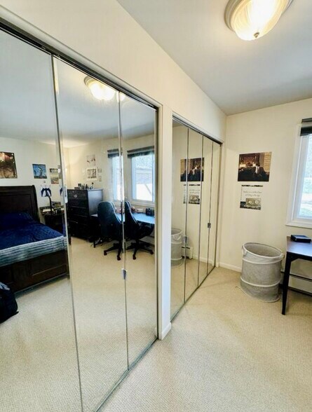 Building Photo - 1233 Island Dr