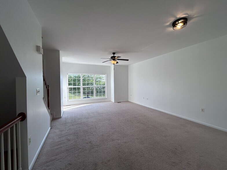 Building Photo - 1057 Lake Pelham Dr