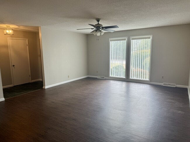 Building Photo - 928 Roderick Rd