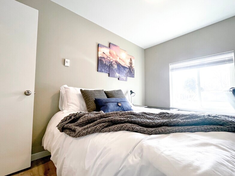 Building Photo - 1987 Palm Dr