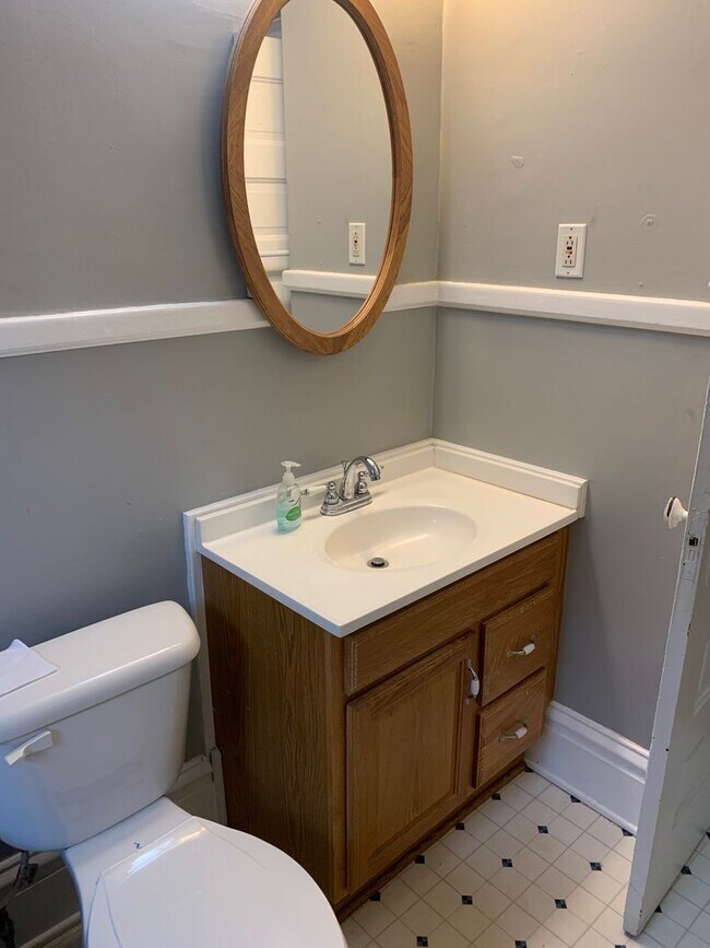 Building Photo - Large 3 Bedroom Duplex with Washer/Dryer - Water included!