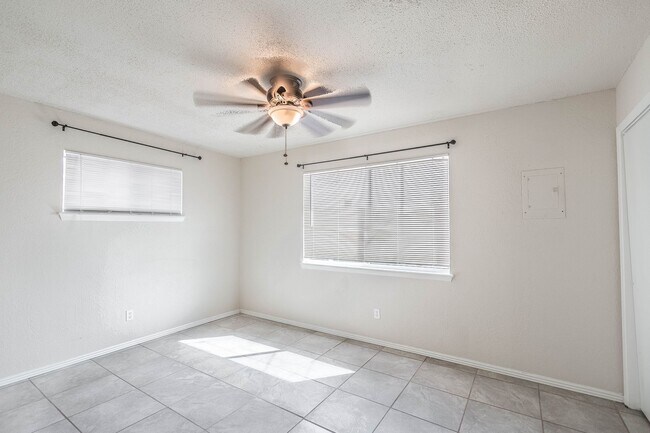 Building Photo - Charming 3 bedroom, 2 bath in East El Paso!