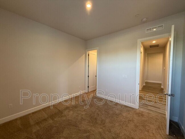 Building Photo - 614 Madrone St