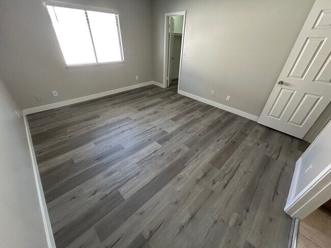 Building Photo - BEAUTIFUL 2 BED 2 BATH SECOND FLOOR CENTRAL LAS VEGAS CONDO