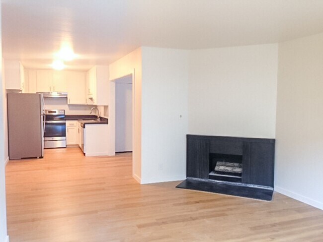 Primary Photo - Stunning Remodeled 2BR/2BATHROOM Flat! Fir...