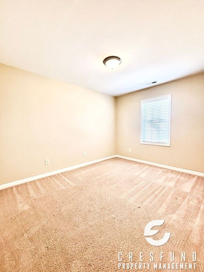 Building Photo - NEW PAINT AND LVP FLOORING! BEAUTIFUL 3 BE...