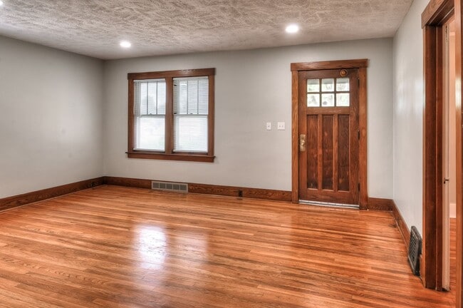 Building Photo - 4 bed in Aksarben