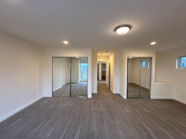 Building Photo - Application Pending - 3 Bedroom Townhouse For Rent In Hood River