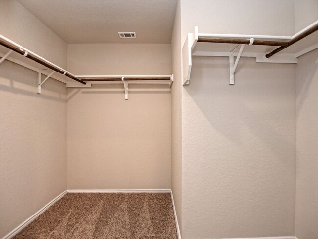 Building Photo - BEAUTIFUL 4BR/2BA - 1627 SF - WATERWHEEL!