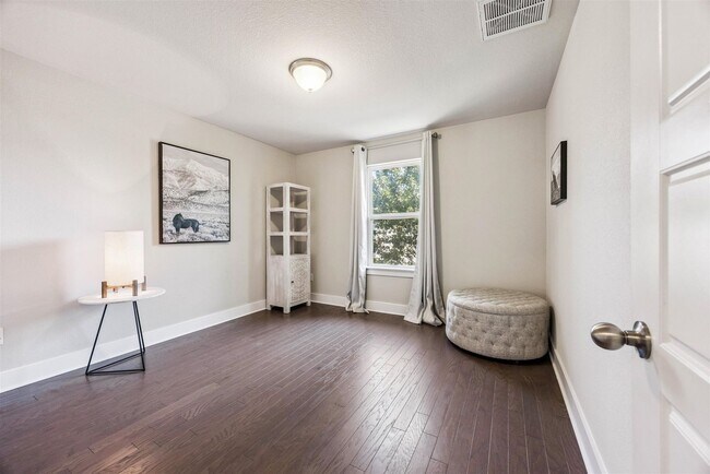 Building Photo - Modern 3-Bed, 2.5-Bath Home with Fenced Ya...