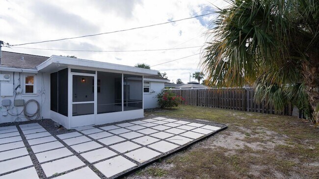 Building Photo - 2237 Michele Dr
