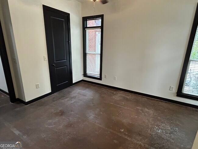 Building Photo - 250 Martha Dr