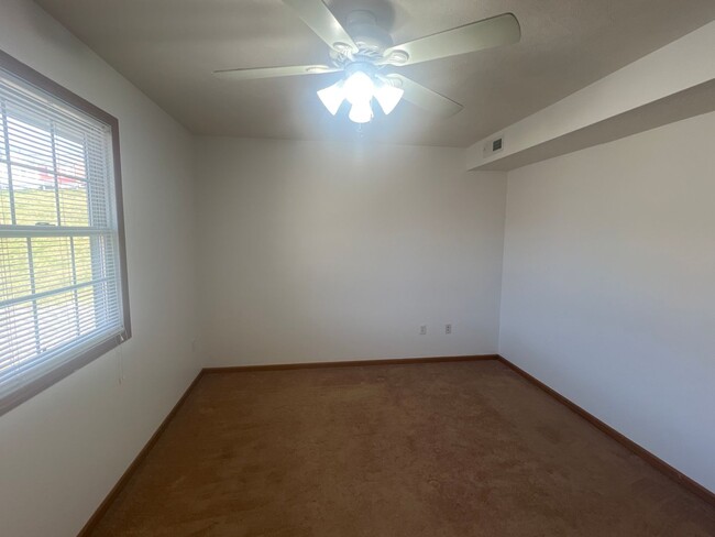 Building Photo - Newly Available - 1 Bedroom Condo- Availab...