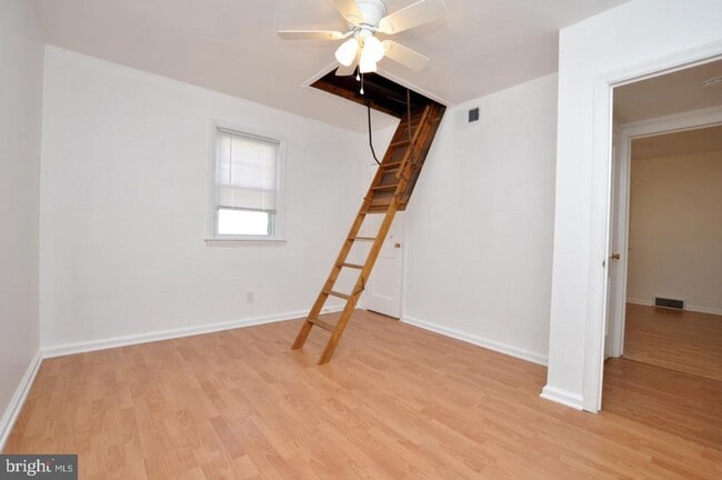 Building Photo - 432 N Coles Ave