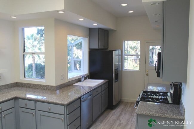 Building Photo - Coming Soon: Top Floor Flat with Updated K...