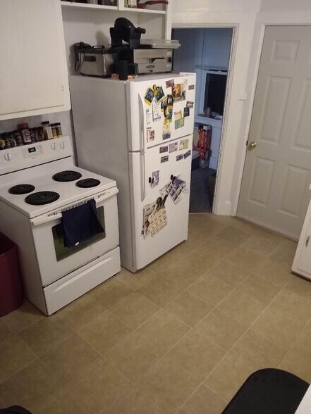 Kitchen - 835 Lancaster St