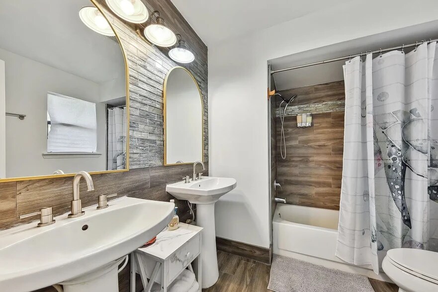 Building Photo - 512 10th Ave S