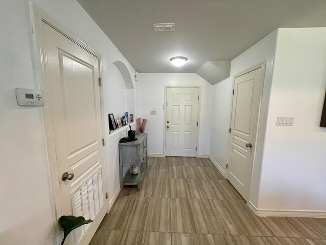 Building Photo - 1918 Aransas Pass Dr