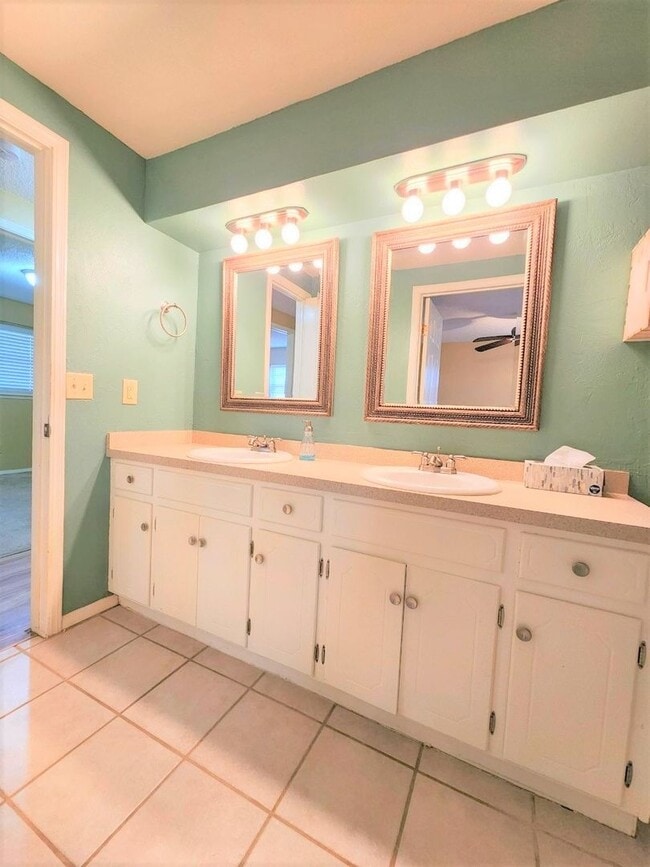 Building Photo - 3 Bed 1 Bath 1 Car in Bethany, OK PC Schools