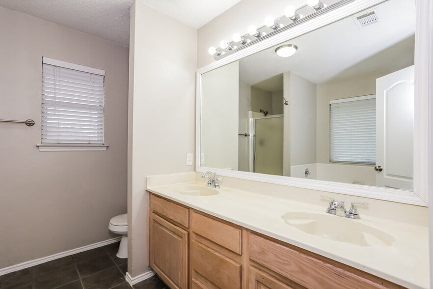 Building Photo - 704 Stonebrooke Dr