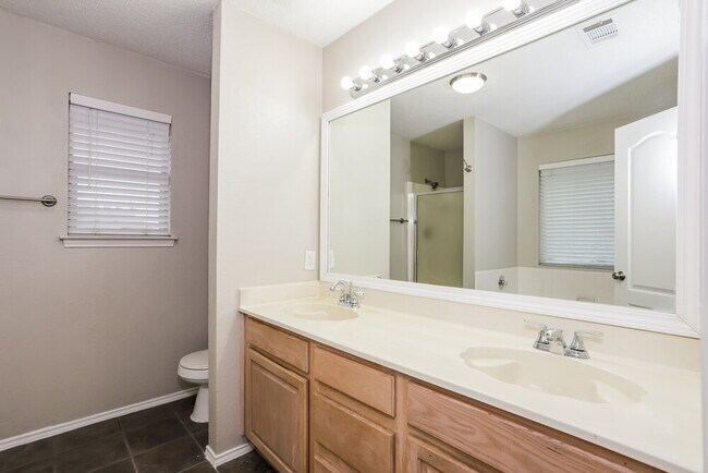 Building Photo - 704 Stonebrooke Dr