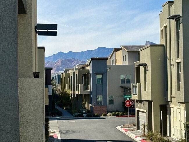 Building Photo - 2/BD 2.5/BA Luxury Gated Townhouse in Summ...