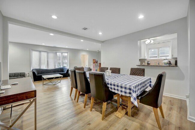 Building Photo - 167 Rockwood Pl